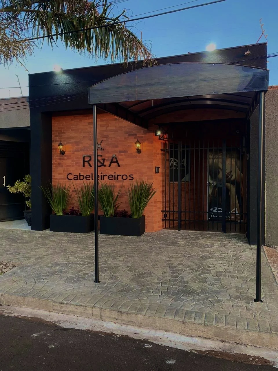 Fachada comercial com revestimento cerâmico